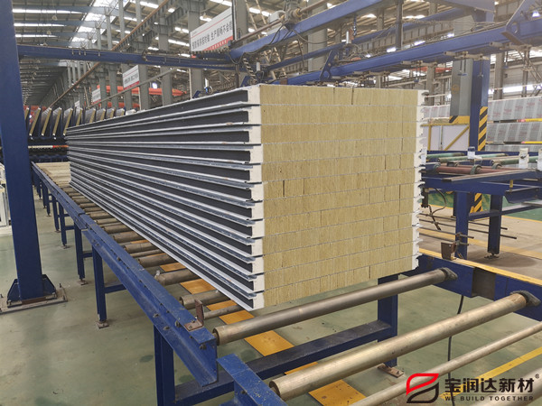 彩鋼聚氨酯封邊巖棉板橫鋪板優(yōu)點